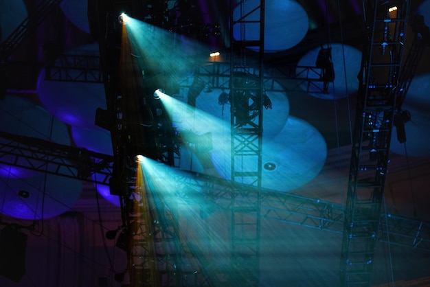 Foto blauwe reflectorlichten die vóór de voorstelling door rook op het theaterdak schijnen
