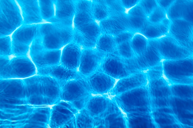 Blauwe rimpel water achtergrond, zwembad water zon reflectie
