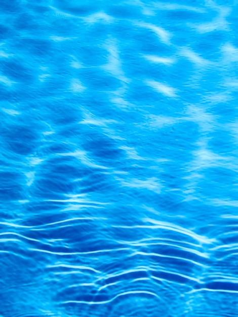 Blauwe rimpelwaterachtergrond, wateroppervlak blauw zwembad