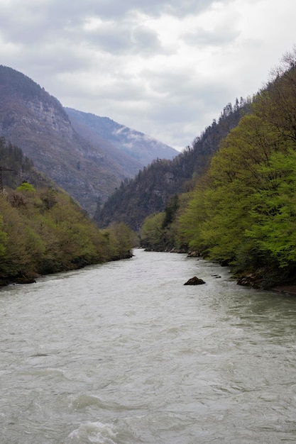 Blauwe rivier bzyb in de winter in april abchazië