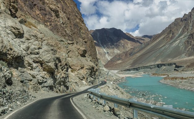 Blauwe rivier en luchtprachtig landschapnoord-india routeLehLadakhnoord-India