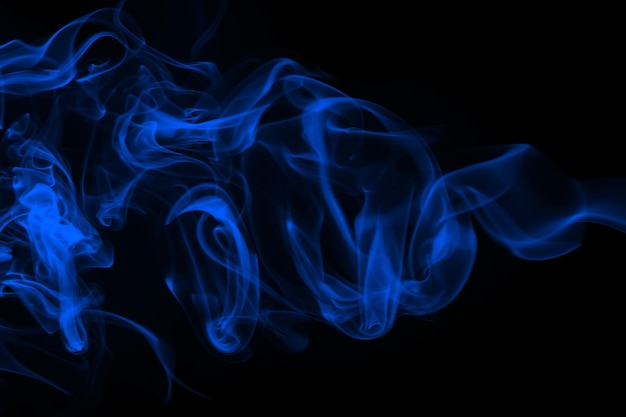 Blauwe rook abstract op zwarte achtergrond voor ontwerp duisternis concept
