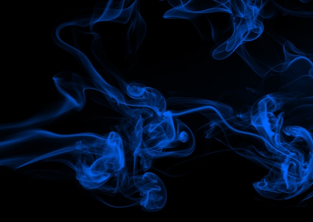 Blauwe rook beweging abstract op zwarte achtergrond voor design