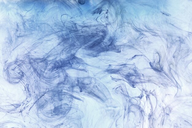 Blauwe rook op witte inktachtergrond, kleurrijke mist, abstracte wervelende oceaanzee, acrylverfpigment onder water
