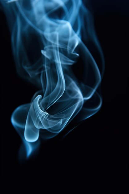 Blauwe rook tegen een zwarte achtergrond