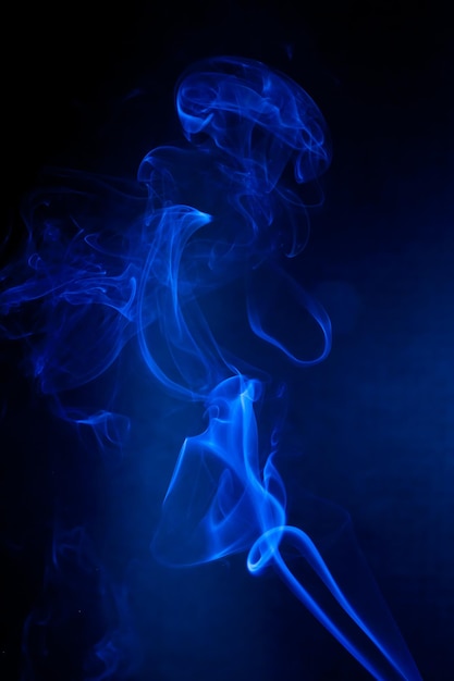 Foto blauwe rookbeweging op zwarte achtergrond
