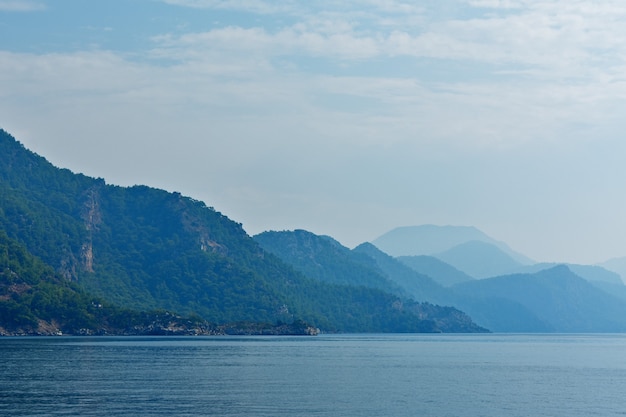 Blauwe silhouetten van bergen aan de Egeïsche kust. kalkoen