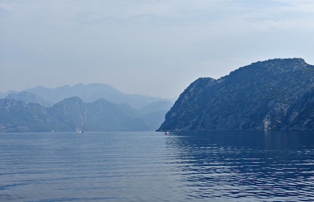 Blauwe silhouetten van bergen aan de Egeïsche kust. kalkoen