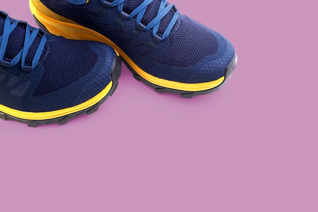 Blauwe sneakers op een roze achtergrond