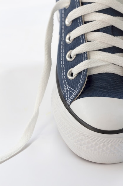 Blauwe sneakers zijn op een witte achtergrond