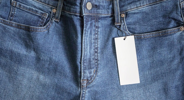 Blauwe spijkerbroek met blanco wit prijskaartje