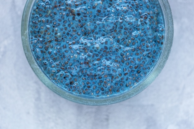 Blauwe spirulina of blauwe matcha poeder chiazaad puddingkom