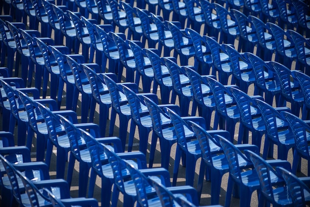 Blauwe stoelen staan op straat voor een concert