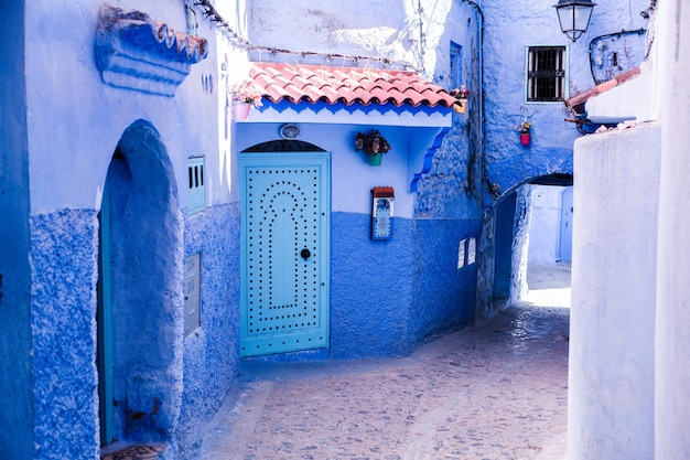 Blauwe straat en huizen in Chefchaouen, Marokko