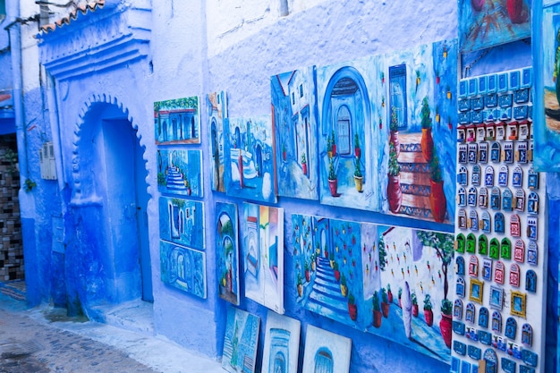 Foto blauwe straat en huizen in chefchaouen, marokko