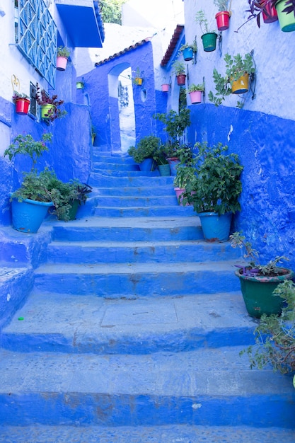 Blauwe straat en huizen in Chefchaouen, Marokko