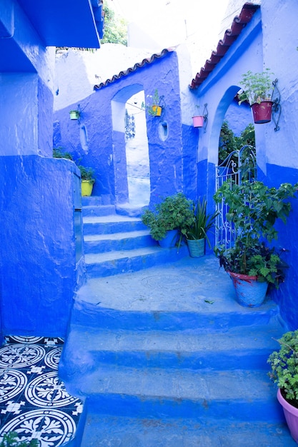 Blauwe straat en huizen in Chefchaouen, Marokko