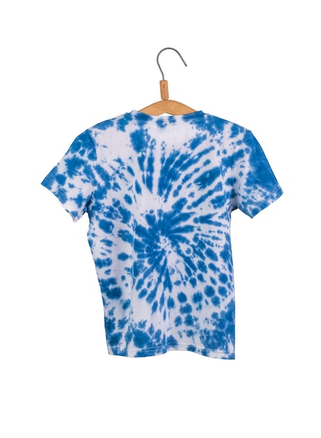 Blauwe T-shirt geschilderd in tie dye stijl op een hanger geïsoleerd op een witte achtergrond