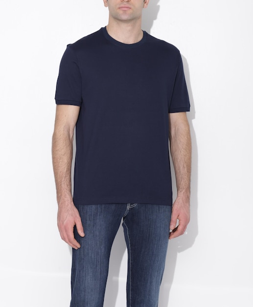 blauwe t-shirts en witte achtergronden
