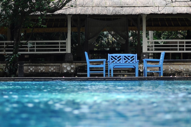 Foto blauwe tafel en stoelen bij het zwembad