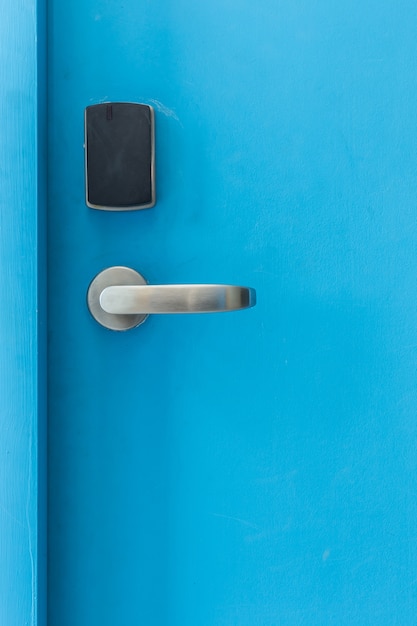Blauwe toegangsdeur met elektronisch keycard-sluitsysteem