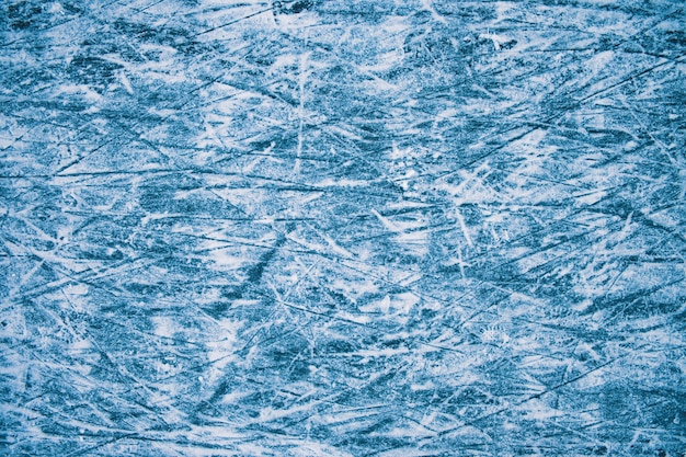 Blauwe toon ijs textuur. Schaatssporen op het ijs. Winter buiten schaatsen. Abstracte achtergrond.