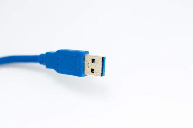 Blauwe usb-kabel op een witte achtergrond