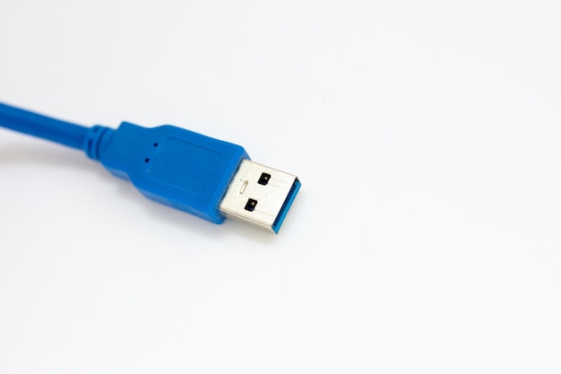 Blauwe usb-kabel op een witte achtergrond