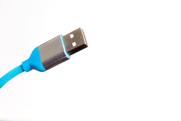 Blauwe usb-kabel op witte achtergrond.