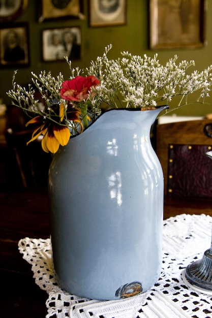 blauwe vaas met wilde bloemen in een café in de straat van een Poolse Europese stad