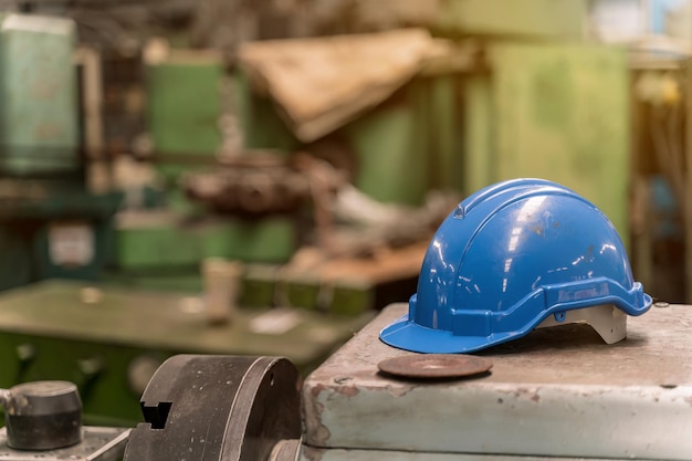 Blauwe veiligheidshelm voor arbeider en techniek in fabriek. Industrieel en bouw.