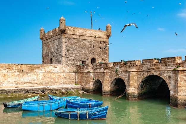 blauwe vestingwerken voor vissersboten en een toren van de citadel van Mogador Essaouira, Marokko