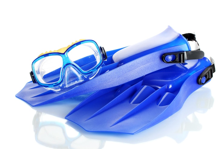 Foto blauwe vinnen en masker geïsoleerd op wit
