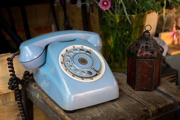 Blauwe vintage telefoon