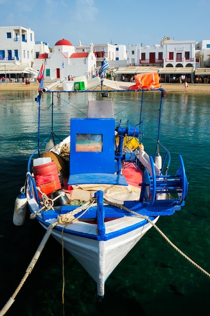 Blauwe vissersboot in havenhaven op het eiland Mykonos, Griekenland