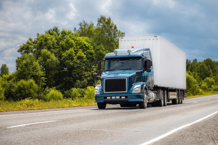 Foto blauwe vrachtwagen op een weg in de zomer