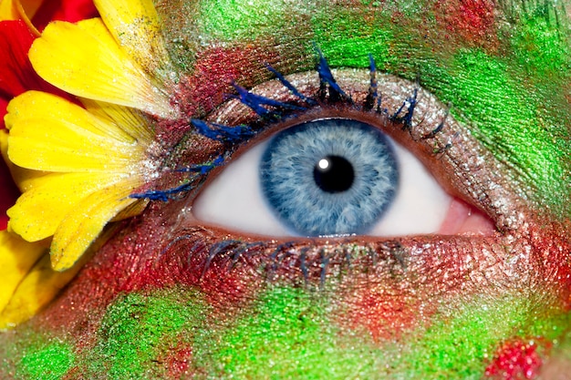 Blauwe vrouw oog make-up lente bloemen metafoor