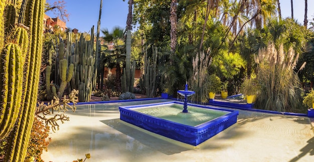 Blauwe waterfontein in de botanische tuin Jardin Majorelle in Marrakech