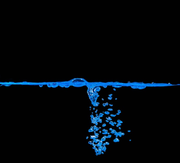 Blauwe watergolven en luchtbellen. zwarte achtergrond, kopieer ruimte boven en onder.