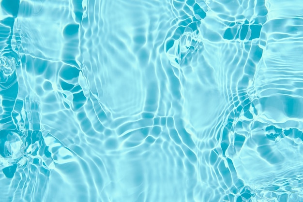 Blauwe wateroppervlak achtergrond. Watertextuur met spatten en bellen. Zomer natuur achtergrond