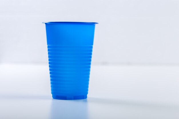 Blauwe wegwerp plastic glazen