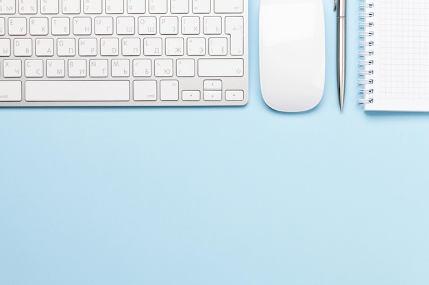 Blauwe werkplek met computer en benodigdheden