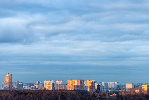 Blauwe wolken boven woonwijk in de avond