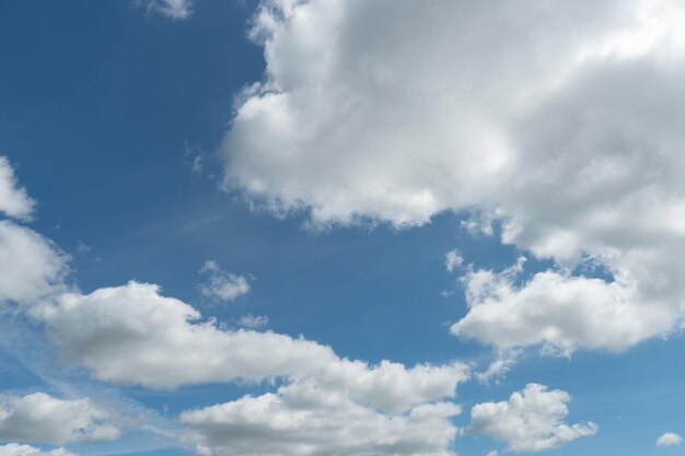 Blauwe wolken in de lucht Warme zonnige dag