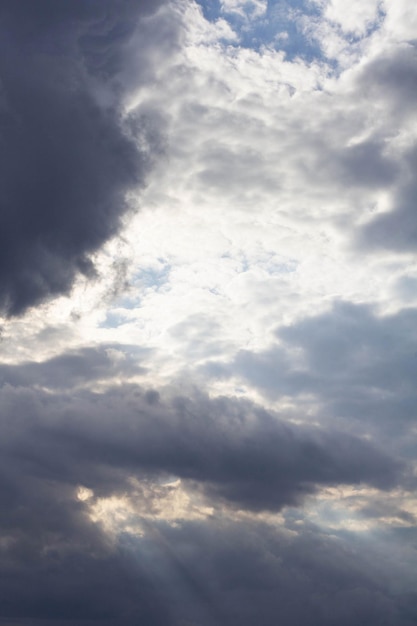 Blauwe wolken in de lucht zonnestralen