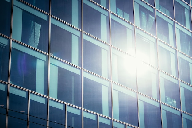 Blauwe wolkenkrabber uit glas modern kantoorgebouw