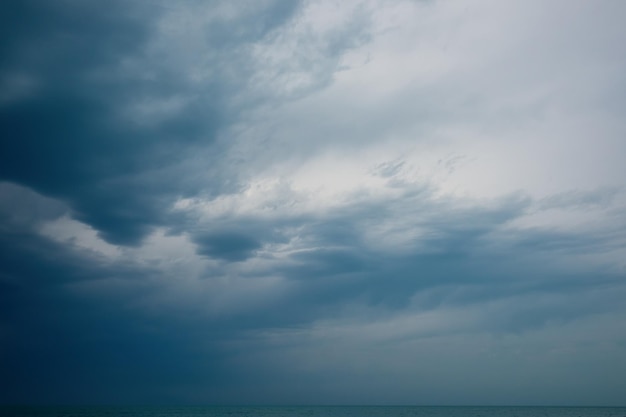 Blauwe zee en bewolkte hemel op zomerdag