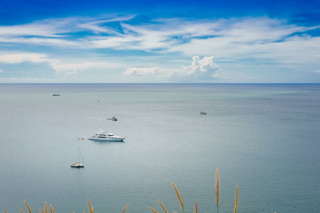 Blauwe zee en bewolkte hemel