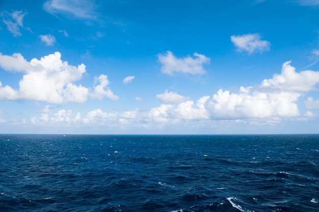 Blauwe zee en perfecte lucht met witte wolken. Natuur landschap