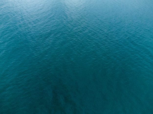 Blauwe zee luchtfoto bovenaanzicht